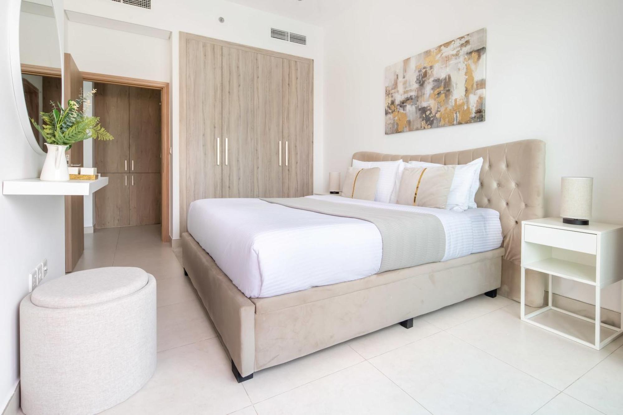 Frank Porter - The Bay Apartment Dubai